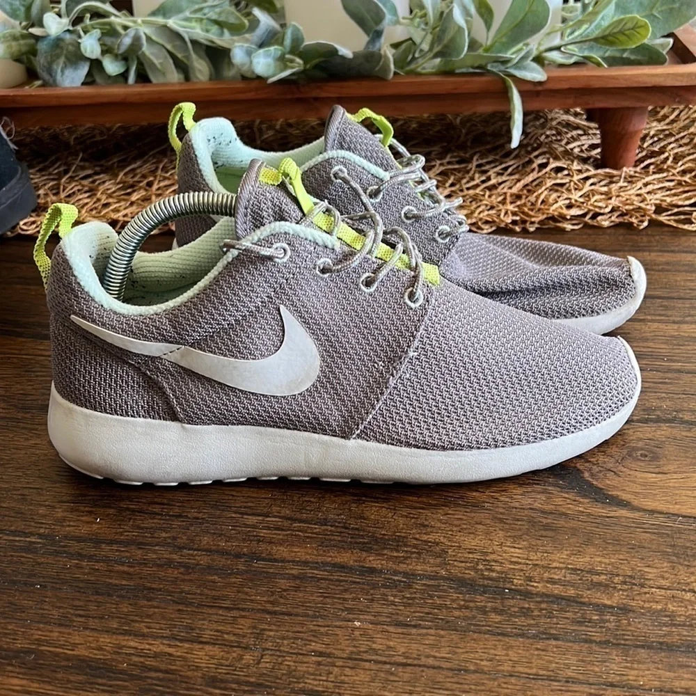 Nike air roshe one women’s running shoes Sz 8.5